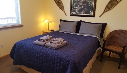 Standard Room, 1 Queen Bed, Shared Bathroom