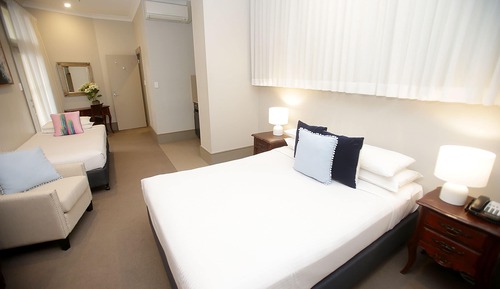 Studio Family Suite (1 Queen Bed and 1 Single Bed)