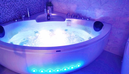 Premium Spa Bath Studio (Newly Refurbished)