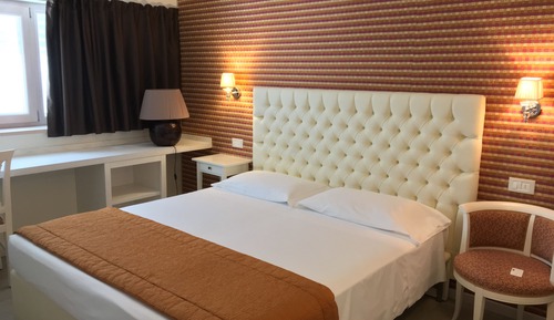 Comfort Triple Room, 1 Bedroom, Refrigerator, City View