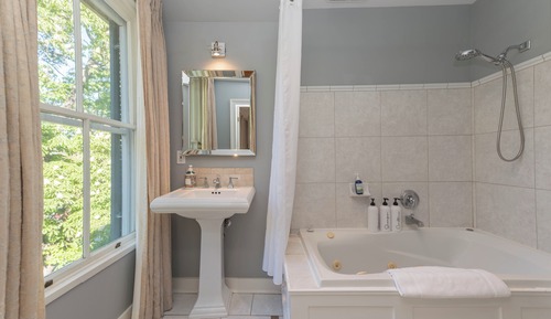 Superior Room, 1 Queen Bed, Balcony, Lake View