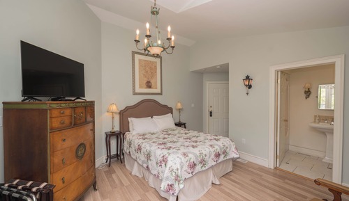 Deluxe Room, 1 Queen Bed, Terrace (Cedar Room)