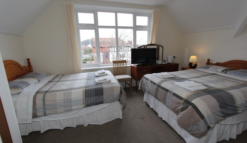 Family Room 2 Adults +2 children (Bath and shower)