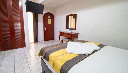 Basic Room, 1 King Bed