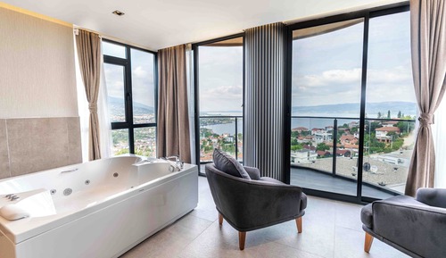Junior Room, Balcony