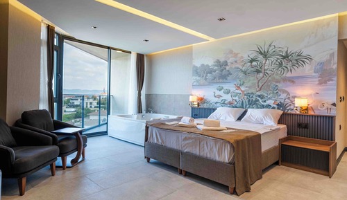 Comfort Room, Balcony