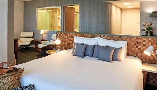 Deluxe Studio Suite, 1 Queen Bed, Sea View