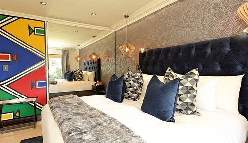 Superior Suite, 1 King Bed, Patio, Garden View