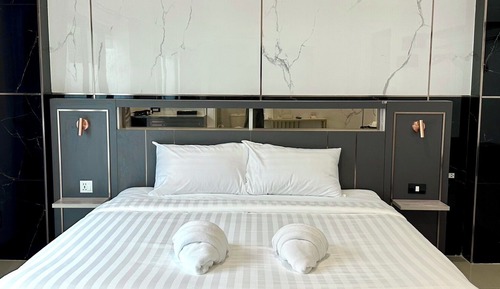 Deluxe Room with Balcony (No View)