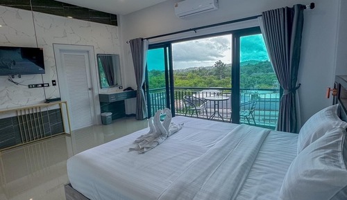 Deluxe Room with Balcony Mountain View