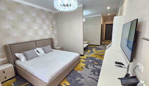 Luxury Suite, City View