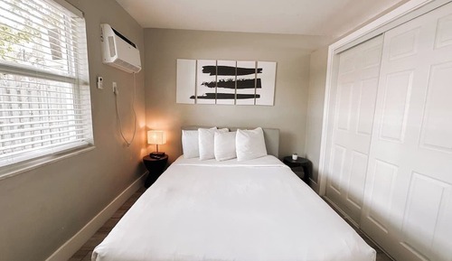 Comfort Single Room, 1 Queen Bed with Sofa bed