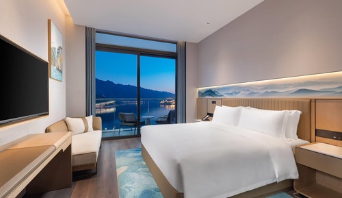 Deluxe Room, 1 King Bed, Non Smoking, River View