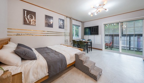 Basic Room, 1 Bedroom (Geranium (2nd Floor/Pet /BBQ))
