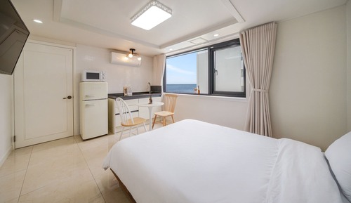 Basic Room, 1 Bedroom (Room 304(Half Ocean View/Private BBQ))