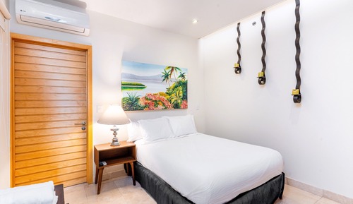 Deluxe Condo, Balcony, Lake View