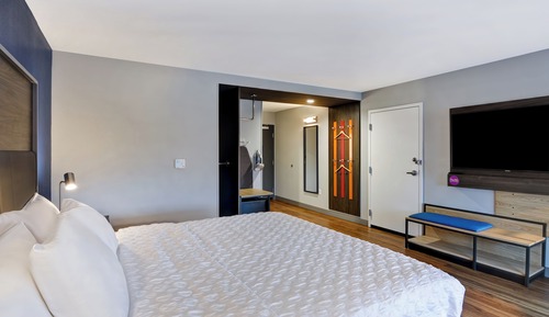 Room, 1 King Bed, Accessible (Mobility & Hearing, Roll-In Shower)