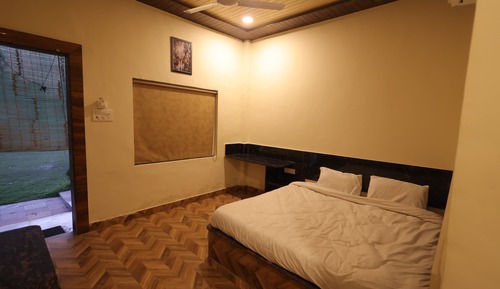 Room, Garden View