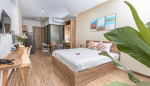 Basic Studio, 1 Queen Bed, Balcony
