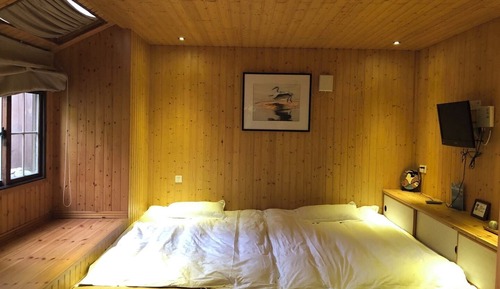Basic Cabin, Garden View