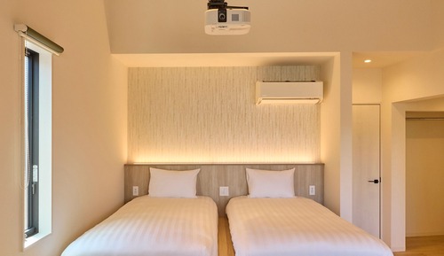 2 Double Beds + 2 Single Bed / 6 people capacity, Non Smoking