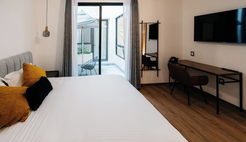 Basic Room, Patio