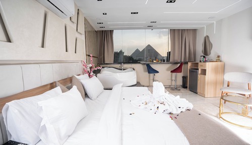 Comfort Room, 1 King Bed, Mountain View