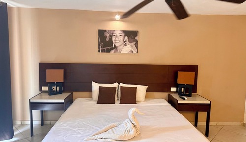 Deluxe Suite, 1 King Bed, Balcony, City View
