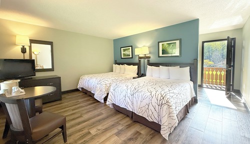 Deluxe Room, 2 Queen Beds, Balcony, Mountain View