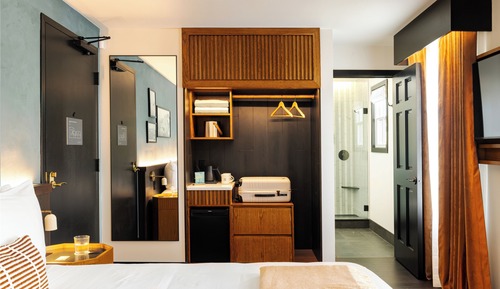 Junior Room, 1 Queen Bed