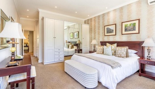 One Bedroom Lake View Villa 16