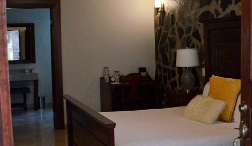 Deluxe Room, 1 Queen Bed, Vision Accessible, Air conditioning