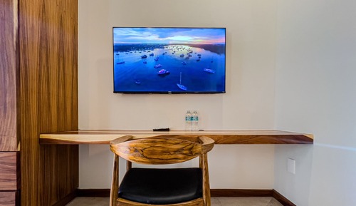 Queen Standard Suite 8