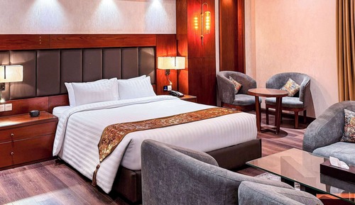 Executive Room, 1 King Bed, Smoking (Shower Only)
