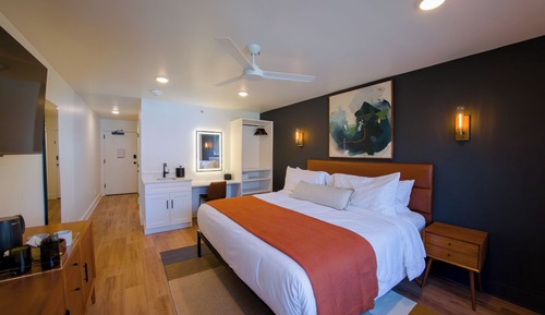 Basic Room, 1 King Bed, Private Bathroom