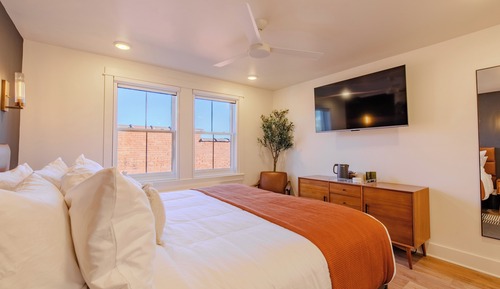Deluxe Room, 1 King Bed, Private Bathroom, City View