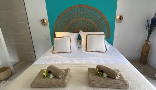 Comfort Room, Pool View