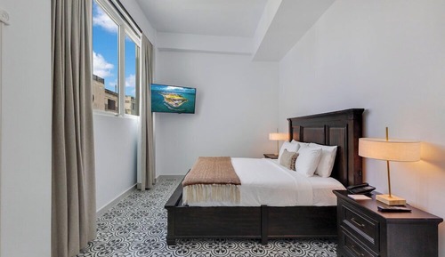 Deluxe Room, 1 King Bed, Roll-in Shower, City View
