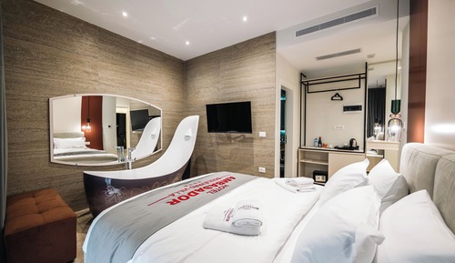 Deluxe Double Room, Bathtub
