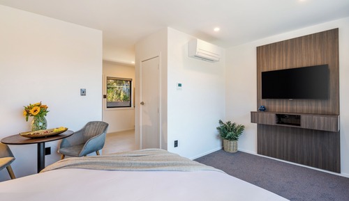 Luxury Studio Suite, 1 Queen Bed, Lake View