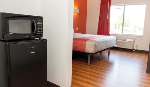 Standard Single Room, 1 King Bed, Roll-in Shower, Non Smoking
