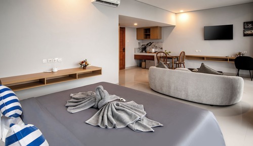 Suite, Pool View