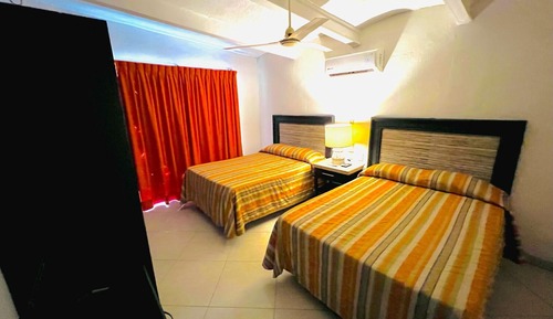 Habitación dos matrimoniales frente a playa