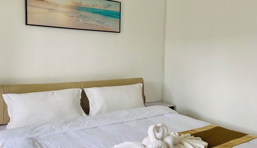 Business Room, 1 King Bed, Pool View
