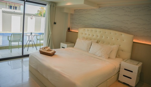 Deluxe Room, Pool Access