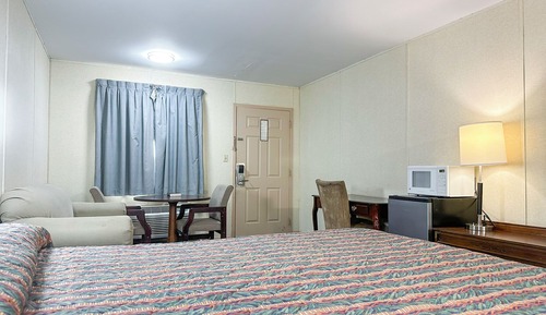 Room, 1 King Bed, Smoking