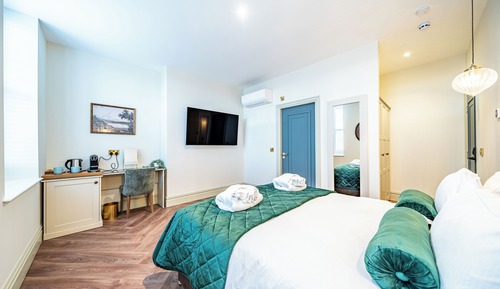 Classic Room, 1 King Bed (2)