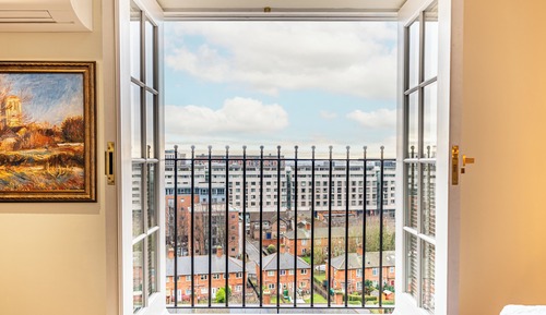 Deluxe Room, 1 King Bed, City View