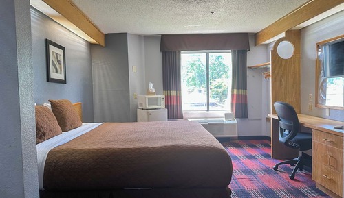 Queen Bed Accessible Non-Smoking