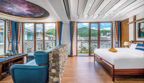 Standard Studio Suite, 1 Queen Bed, Smoking, Hill View